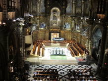La Capilla de Música de Montserrat, dirigida por David Hernández, ejecutando, alternando el canto gregoriano-órgano-polifonía la «Misa para el uso de los Conventos» (1690), de François Couperin, y la Misa de 6º tono de Henri du Mont (1620/84). La Capilla de Música de Montserrat, dirigida por David Hernández, ejecutando, alternando el canto gregoriano-órgano-polifonía la «Misa para el uso de los Conventos» (1690), de François Couperin, y la Misa de 6º tono de Henri du Mont (1620/84).