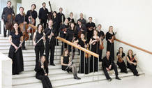 Fundada por Claudio Abbado y un grupo de j&oacute;venes instrumentistas en 1997, la Mahler Chamber Orchestra es un conjunto &uacute;nico que encarna un modelo de futuro en el panorama orquestal europeo al tratarse de una orquesta autosuficiente.