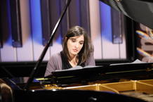 La pianista Marçia Orejana interpreta una obra del compositor Ramón Paus en el plató de 'Programa de mano' La pianista Marçia Orejana interpreta una obra del compositor Ramón Paus en el plató de 'Programa de mano'