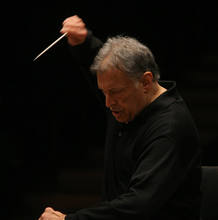 Zubin Mehta, en plena ejecuci&oacute;n de las &oacute;peras que se representan en el Festival del Mediterr&aacute;neo