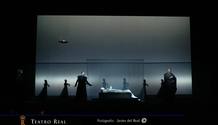 Bajo la dirección de Robert Wilson, los personajes conquistan su espacio en la escena con unos movimientos tan leves, casi imperceptibles, conviertiendo la composición total en una imagen pictórica Bajo la dirección de Robert Wilson, los personajes conquistan su espacio en la escena con unos movimientos tan leves, casi imperceptibles, conviertiendo la composición total en una imagen pictórica