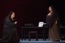 La soprano Violeta Urmana en el papel de Medea y la mezzosoprano Mar&iacute;a Jos&eacute; Montiel como Neris