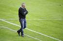 Manuel Preciado pasea solitario por un terreno de juego en una dif&iacute;cil etapa como t&eacute;cnico del Sporting de Gij&oacute;n.