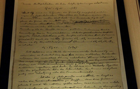 Se exhibe el manuscrito original en el que Einstein enunci&oacute; la Teor&iacute;a General de la Relatividad