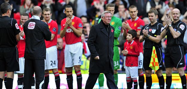 Los jugadores del Manchester y el Sunderland hacen el pasillo a Alex Ferguson
