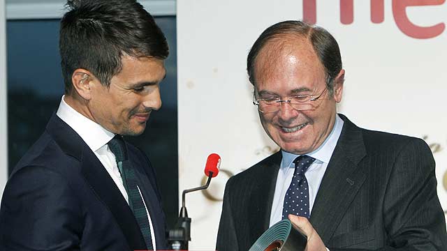 M&aacute;s Gente -  Clar&iacute;n condecora a Jos&eacute; Mar&iacute;a Manzanares con el Premio Oreja de Oro