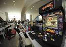 Una m&aacute;quina de arcade junto a los ordenadores