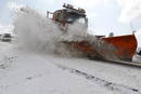 Una m&aacute;quina quitanieves retira la nieve de una carretera de la provincia de &Aacute;vila