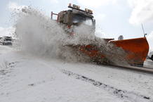 Una m&aacute;quina quitanieves retira la nieve de una carretera de la provincia de &Aacute;vila