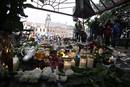 La gente deja flores y velas en Kristiansand, una ciudad al sur de Noruega.
