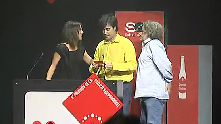 Mara Torres entrega a Radio 3 el premio a Mejor Medio de Comunicaci&oacute;n de la M&uacute;sica Independiente