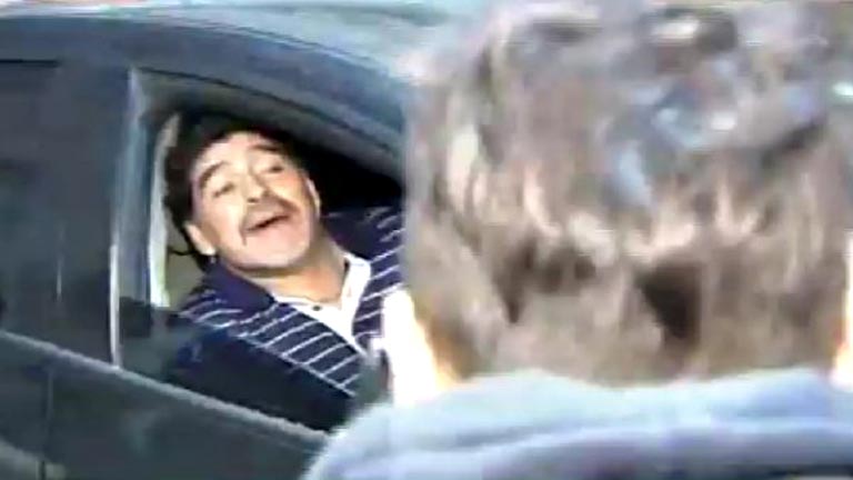 Maradona vuelve a Argentina y apedrea a los periodistas