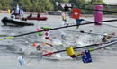 Imagen del punto de avituallamiento durante el marat&oacute;n de 10 km de nataci&oacute;n celebrado en el lago Serpentine de Hyde Park.