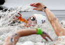 La estadounidense Haley Anderson bebe durante el marat&oacute;n de 10 km de nataci&oacute;n celebrado en el lago Serpentine de Hyde Park.