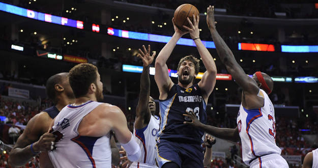 El jugador de Grizzlies Marc Gasol se dirige a canasta ante la marca de Blake Griffin y Reggie Evans, de los Clippers. El jugador de Grizzlies Marc Gasol se dirige a canasta ante la marca de Blake Griffin y Reggie Evans, de los Clippers.