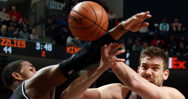 Marc Gasol (d) de los Grizzlies recibe una falta de Thompson de los Kings