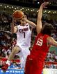 Shipeng Wang entra a canasta ante el espa&ntilde;ol Marc Gasol.