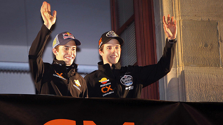 Marc M&aacute;rquez es aclamado por sus paisanos en Cervera