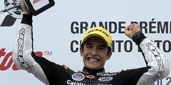 Marc M&aacute;rquez celebra su victoria en el podio de Estoril.