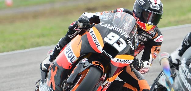 Marc M&aacute;rquez pilota su moto en los entrenamientos del circuito Marco Simoncelli en Misano.