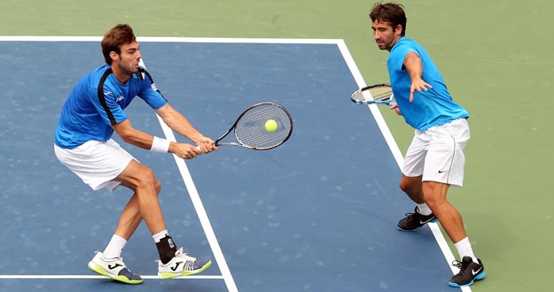 Marcel Granollers y Marc L&oacute;pez en su partido contra Paes y Stepanek en el US Open