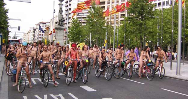 Varios centenares de personas participan en la Cuarta Marcha Ciclonudista de Zaragoza, en el a&ntilde;o 2004. La capital ma&ntilde;a es la precursora mundial de la iniciativa.