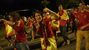 Ver v&iacute;deo  'La "marea roja" celebra el pase pero se muestra cr&iacute;tica'