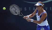 La tenista espa&ntilde;ola Mar&iacute;a Jose Mart&iacute;nez devuelve la bola a la suiza Patty Schnyder