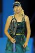 La tenista rusa Mar&iacute;a Sharapova se lamenta de una jugada durante el partido de primera ronda del Abierto de Australia de tenis disputado contra su compatriota Mar&iacute;a Kirilenko.