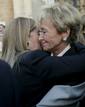 Maria Teresa Alvarez saluda a la vicepresidenta primera, Mar&iacute;a Teresa Fern&aacute;ndez de la Vega, durante el funeral de Sabino Fern&aacute;ndez Campo.