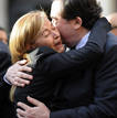 Maria Teresa Alvarez, viuda de Sabino Fern&aacute;ndez Campo, abraza a Graciano Garcia, director de la Fundaci&oacute;n Pr&iacute;ncipe de Asturias.