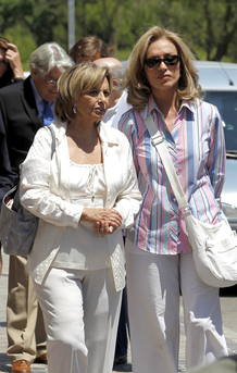 Maria Teresa Campos y Silvia Tortosa en el entierro del presentador Jos&eacute; Luis Uribarri.
