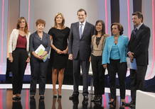 El presidente del Gobierno, Mariano Rajoy, momentos antes de la entrevista en la 1 de TVE, esta noche en los estudios Buñuel, posa junto a las periodistas (izq a dcha) Pilar González, Carmen del Riego, María Casado, Anabel Pérez, Victoria Prego e Ign El presidente del Gobierno, Mariano Rajoy, momentos antes de la entrevista en la 1 de TVE, esta noche en los estudios Buñuel, posa junto a las periodistas (izq a dcha) Pilar González, Carmen del Riego, María Casado, Anabel Pérez, Victoria Prego e Ign