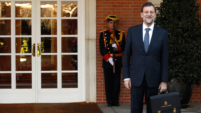 Ver v&iacute;deo  'Mariano Rajoy llega solo y a pie al Palacio de La Moncloa, ante cientos de periodistas'