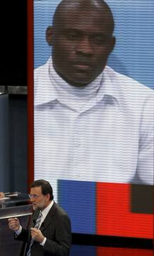 Mariano Rajoy responde a la pregunta que le realiza un inmigrante en paro