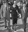 Marilyn Monroe del brazo de su abogado Jerry Giesler en Santa M&oacute;nica despu&eacute;s del proceso de divorcio de Joe DiMaggio. A la derecha, el periodista Sidney Skolsky.