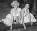 Marilyn Monroe y Jane Russell estampando sus huellas en el cemento en el Teatro Chino de Los &Aacute;ngeles, California, en 1953.