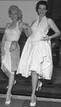 Marilyn Monroe y Jane Russell en el Teatro Chino de Los &Aacute;ngeles, California, en 1953.