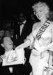 Marilyn Monroe con Milton Berle trabajando como acomodadora de celebridades en el estreno mundial de 1955 de Al este del Ed&eacute;n en Nueva York.