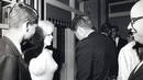Marilyn Monroe con el presidente de EEUU John F. Kennedy (de espaldas a la c&aacute;mara) y el fiscal general Robert Kennedy (izquierda), con motivo de las celebraciones del 45&ordm; cumplea&ntilde;os del presidente Kennedy en el Madison Square Garden de Nueva York.