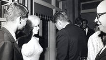 Marilyn Monroe con el presidente de EEUU John F. Kennedy (de espaldas a la cámara) y el fiscal general Robert Kennedy (izquierda), con motivo de las celebraciones del 45º cumpleaños del presidente Kennedy en el Madison Square Garden de Nueva York. Marilyn Monroe con el presidente de EEUU John F. Kennedy (de espaldas a la cámara) y el fiscal general Robert Kennedy (izquierda), con motivo de las celebraciones del 45º cumpleaños del presidente Kennedy en el Madison Square Garden de Nueva York.