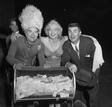 Marilyn Monroe con Spike Jones y Ken Murray posando para la c&aacute;mara en el octavo partido de f&uacute;tbol anual para la caridad de Los Angeles Times.