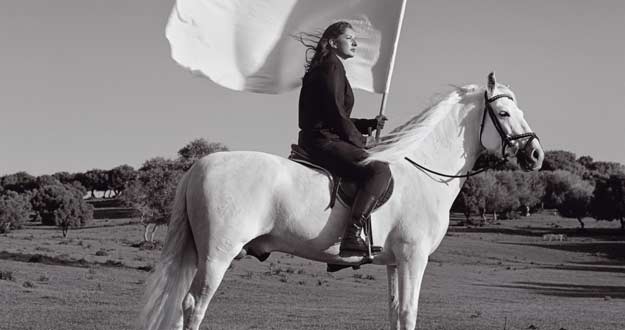 Marina Abramovic. El héroe II, 2008.Cortesía y Colección Arsfutura-Serge LeBorgne, París (Francia). © MarinaAbramovic / VEGAP 2011, Madrid. Marina Abramovic. El héroe II, 2008.Cortesía y Colección Arsfutura-Serge LeBorgne, París (Francia). © MarinaAbramovic / VEGAP 2011, Madrid.