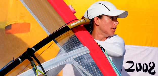 La regatista Marina Alabau disputar&aacute; ma&ntilde;ana la regata por las medallas de la tabla a vela RS:X femenino desde la quinta posici&oacute;n, a 13 puntos de la medalla de oro.