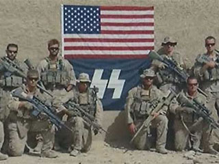 Marines estadounidenses posaron con una bandera nazi Marines estadounidenses posaron con una bandera nazi