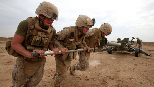 Marines estadounidenses se preparan para el asalto de Marjah.