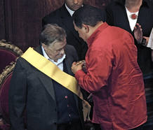 En la 34 Cumbre de Mercosur que acogi&oacute; Montevideo en 2007, Benedetti fue condecorado por difundir la cultura entre la masa social.