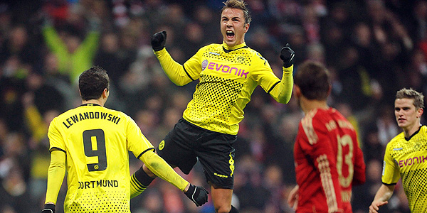 Mario Goetze del Borussia Dortmund (c) celebra con su compa&ntilde;ero Robert Lewandowski (i) el 1-0 al Bayern Munich.