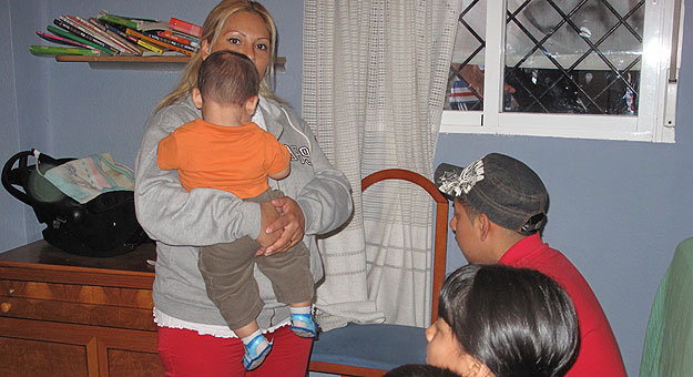 Marisol y sus hijos en su vivienda de Carabanchel