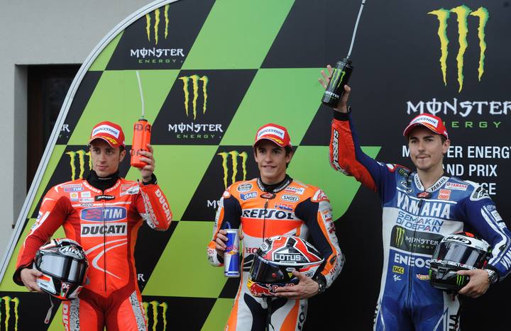 M&aacute;rquez escoltado por Dovizioso y Lorenzo en el podio de La Mans.
